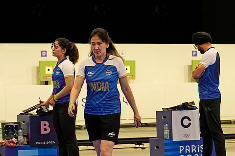 ndia's coach walks off after having a chat with  Manu Bhaker and Sarabjot Singh